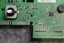 Zbliżenie na płytę sterującą z pralko-suszarki Beko z elementami elektronicznymi, w tym pokrętło i rezystory.
