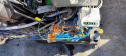 Zbliżenie na przekaźnik OXT z przewodami w urządzeniu elektronicznym.