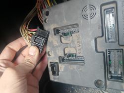 Zbliżenie na złącze elektryczne i moduł Siemens z oznaczeniem PP2.