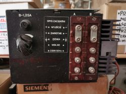Widok zbliżony na panel urządzenia elektrycznego Siemens z opisem zacisków i pokrętłem.