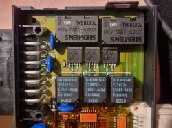 Zdjęcie modułu ZKE IV w samochodzie BMW E36 ukazujące wnętrze z widocznymi przekaźnikami firmy Siemens.