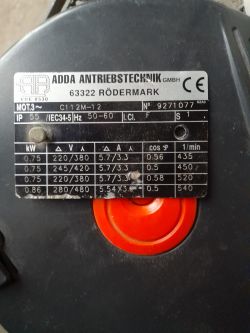 Tabliczka znamionowa silnika elektrycznego ADDA Antriebstechnik z danymi technicznymi i modelem C112M-12.