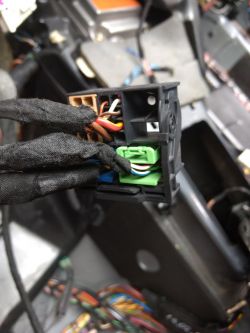 Jak podłączyć adapter Bluetooth do radia RNS-E przy kablach D13/D15?