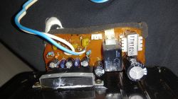 Zbliżenie na płytkę drukowaną z elementami elektronicznymi.