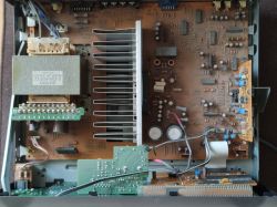 Wnętrze wzmacniacza SONY TA-D507 z widocznymi podzespołami elektronicznymi i układami na płytce PCB.