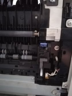 BROTHER DCP-L8450CDW - Zacina papier, kartka się elektryzuje