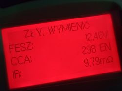 Wnętrze testera akumulatorów samochodowych Konnwei KW600