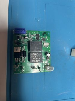 Obwód drukowany z elementem elektronicznym oznaczonym jako GOLDEN GYA-1C-12D.