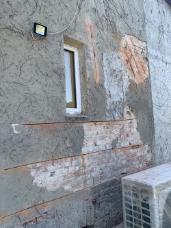 Jaką zaprawę cementowo-elastyczną wybrać do naprawy pęknięć w podmurówce 50x20 cm?