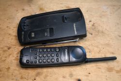 Wnętrze telefonu stacjonarnego bezprzewodowego - Panasonic KX-TC1001 - 1999 rok