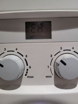 Panel sterowania pieca gazowego Junkers Ceraclass z wyświetlonym błędem EA na ekranie LCD.