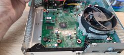 Wnętrze konsoli Xbox 360 Slim z widoczną płytą główną i wentylatorem.