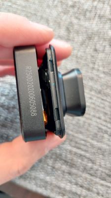 Rejestrator Navitel R250 DUAL - jak zmienić baterię?