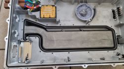 Rozebrana ładowarka/przetwornica wbudowana z samochodu elektrycznego Stellantis.