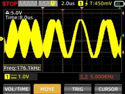 Przebieg sygnału 176,1 kHz na ekranie oscyloskopu