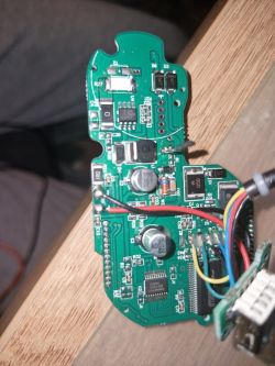 Zdjęcie płytki drukowanej z elewktronicznymi komponentami.