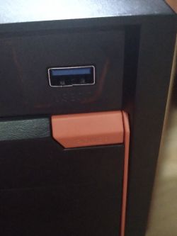 Zbliżenie na port USB w obudowie komputera z oznaczeniami markerem.