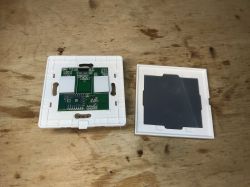 Wnętrze włącznika światła LXM172 z widocznymi elementami elektronicznymi.