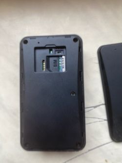 Czarne plastikowe urządzenie z widocznym gniazdem na kartę SIM, prawdopodobnie lokalizator GPS.