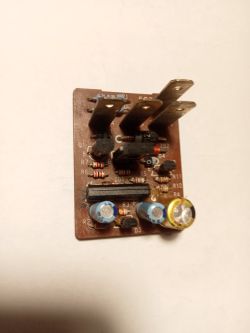 Płytka drukowana przekaźnika czasowego NGK S83AD z widocznymi elementami elektronicznymi, kondensatorami i złączami.