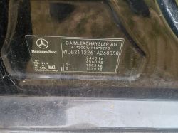 Tabliczka znamionowa Mercedes-Benz z numerem VIN i danymi technicznymi pojazdu