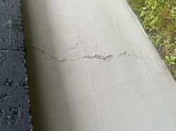 Jaką zaprawę cementowo-elastyczną wybrać do naprawy pęknięć w podmurówce 50x20 cm?