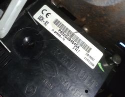 Naklejka na module UCH samochodu Renault z widocznymi numerami seryjnymi.