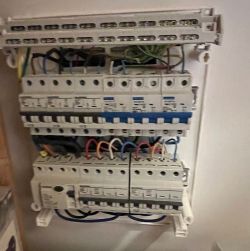 Wnętrze rozdzielnicy elektrycznej z wyłącznikami nadprądowymi i różnicowoprądowymi