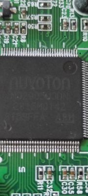 Nuvoton-Chip auf Leiterplatte Nahaufnahme eines Nuvoton-Chips auf einer Leiterplatte.