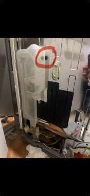 Wnętrze zmywarki Beko z zaznaczonym otworem w płaszczu wodnym