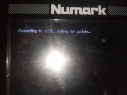 Wyświetlacz urządzenia Numark z komunikatem: 