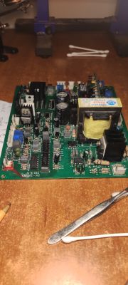 Płytka PCB z widocznymi komponentami elektronicznymi i transformatorem
