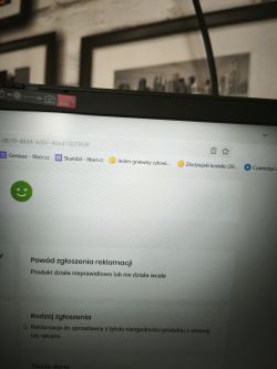 Zgłoszenie reklamacji produktu na ekranie laptopa, widoczny powód i rodzaj zgłoszenia.