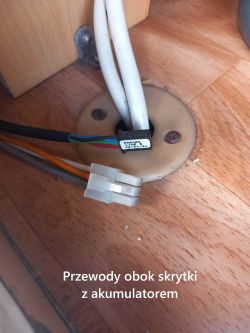 Odcięte i rozłączone kable w przyczepie kempingowej