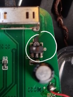 Zdjęcie spalonego mikrokontrolera na zielonej płytce PCB