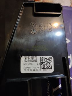 Zdjęcie pokazuje część zmywarki z naklejką zawierającą numery seryjne i kod QR.