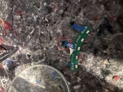 Zbliżenie na złącze przewodów na zielonej płytce PCB oznaczonej jako TYV-115 i EJ37242