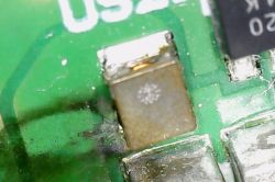Satel Integra 32: Identyfikacja spalonego elementu na płycie po podłączeniu 230V AC