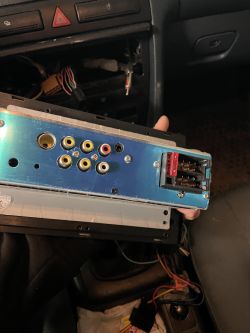 Jak prawidłowo podłączyć kostkę radia w Audi A6 c5 1998r - brak sygnału, REM do basu