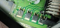 Zbliżenie na płytkę drukowaną z uszkodzonym tranzystorem MOSFET.