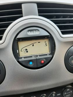 Grand Scenic II - Niedokończone cyfry na panelu klimatyzacji - przyczyna i wymiana