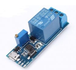 Moduł przekaźnika z niebieskim przekaźnikiem i złączami śrubowymi na niebieskiej płytce