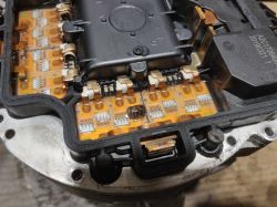 Zbliżenie na uszkodzone komponenty elektroniczne z odparowanymi mosfetami.