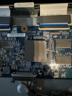Płyta drukowana z widocznymi komponentami elektronicznymi