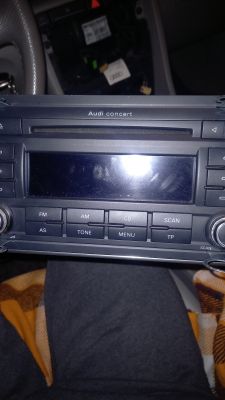 Panel radia samochodowego Audi Concert z przyciskami sterującymi.