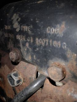 Zbliżenie na części silnika Briggs 8hp z widocznymi numerami modelu i typu.
