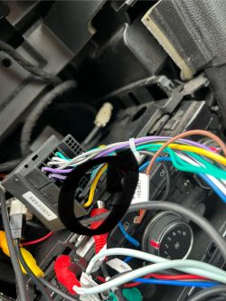 Zbliżenie na przewody i kostkę elektryczną w samochodzie