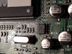 Zbliżenie na płytkę sterownika z widocznym układem EEPROM Atmel 2SC08 oraz elementami elektronicznymi.
