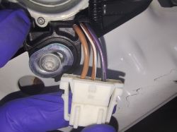 Złącze elektryczne tylnej wycieraczki w Mercedesie Vito Zbliżenie na złącze elektryczne tylnej wycieraczki z trzema przewodami