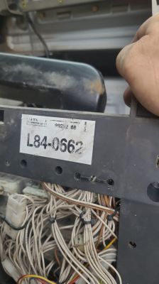 Zbliżenie na panel z przewodami i etykietą 